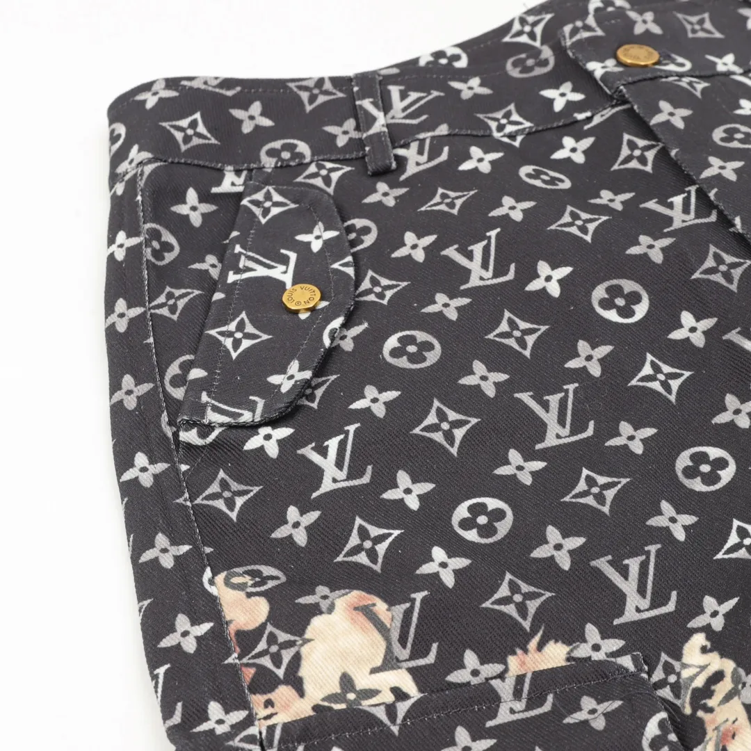 🅿️490 Louis Vuitton/Louis Vuitton all-over printed denim trousers MONOGRAM deconstructs denim workwear design with dynamic sports tailoring. A zip fastens the hood high on the collar, and it features front slant patch pockets and an elasticated hem. Monogram silicone embossed on yoke, pockets and sleeves conveys branding interest. Major celebrities and internet celebrities are vying for the model! It can be called the hottest style of the year! The first order is limited to 500 pieces, a blockbuster item! Sizr:XS-L
